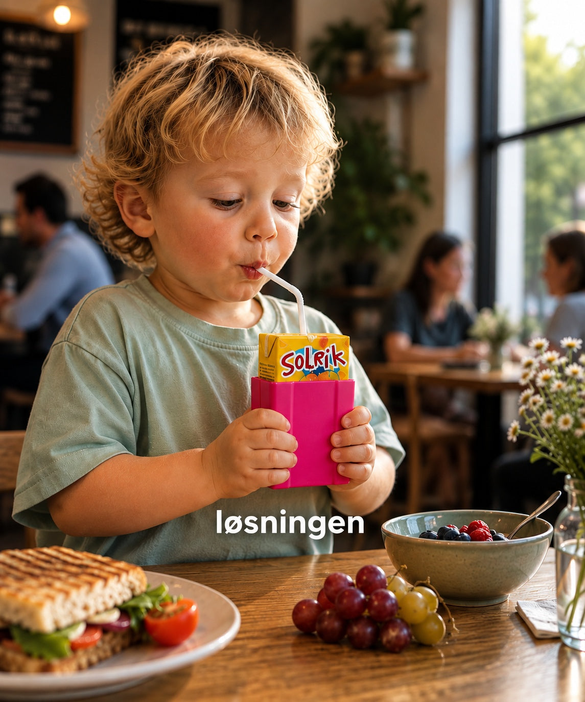 Drikker juice fra juice pakken